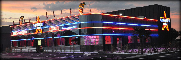 Façade éclairée restaurant franchisé Memphis Coffee