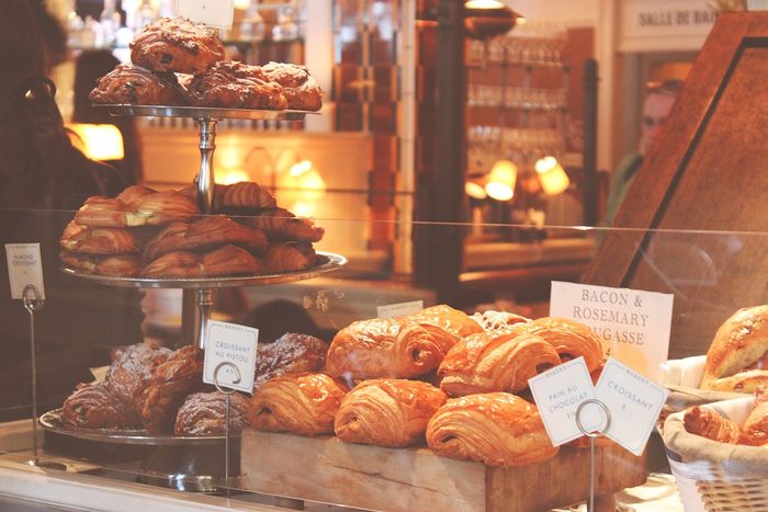 étal de boulangerie avec viennoiseries dans la vitrine